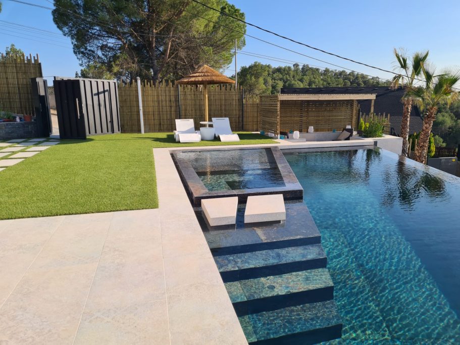 Piscina desbordante con canal (infinity)