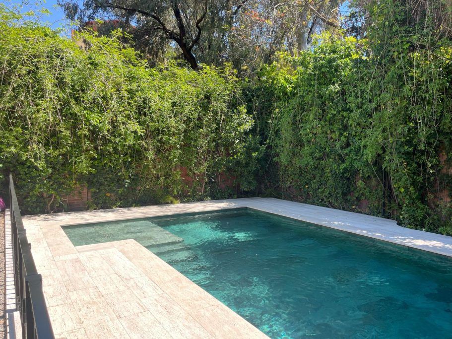 Piscina con playa de acceso