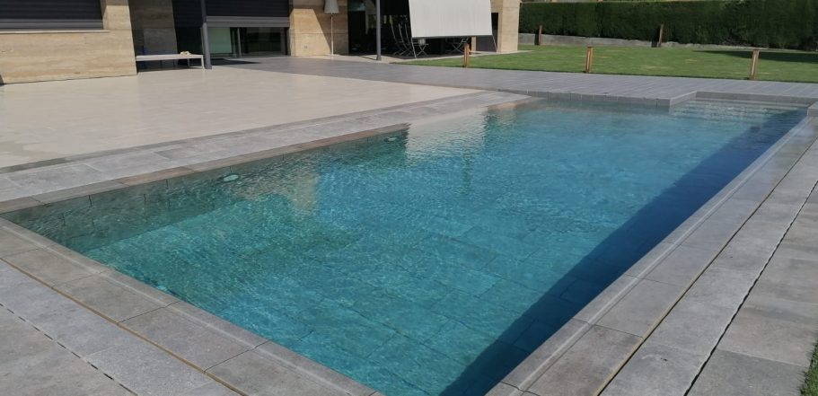 Desbordante con canal sumergida