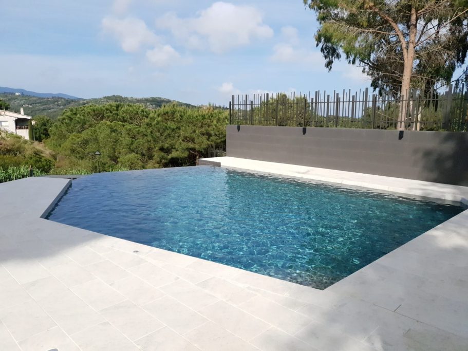 piscina desbordante irregular