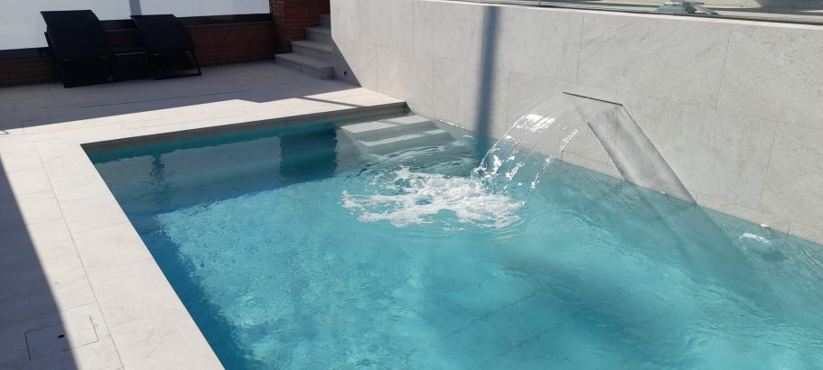 Piscina con cascada