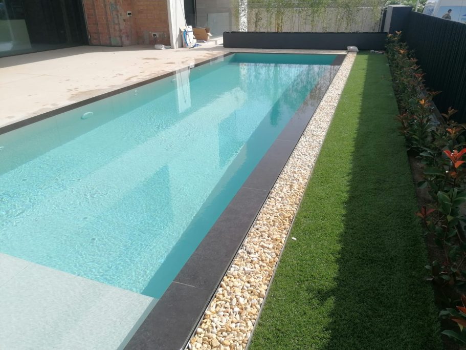 Piscina desbordante canal oculta