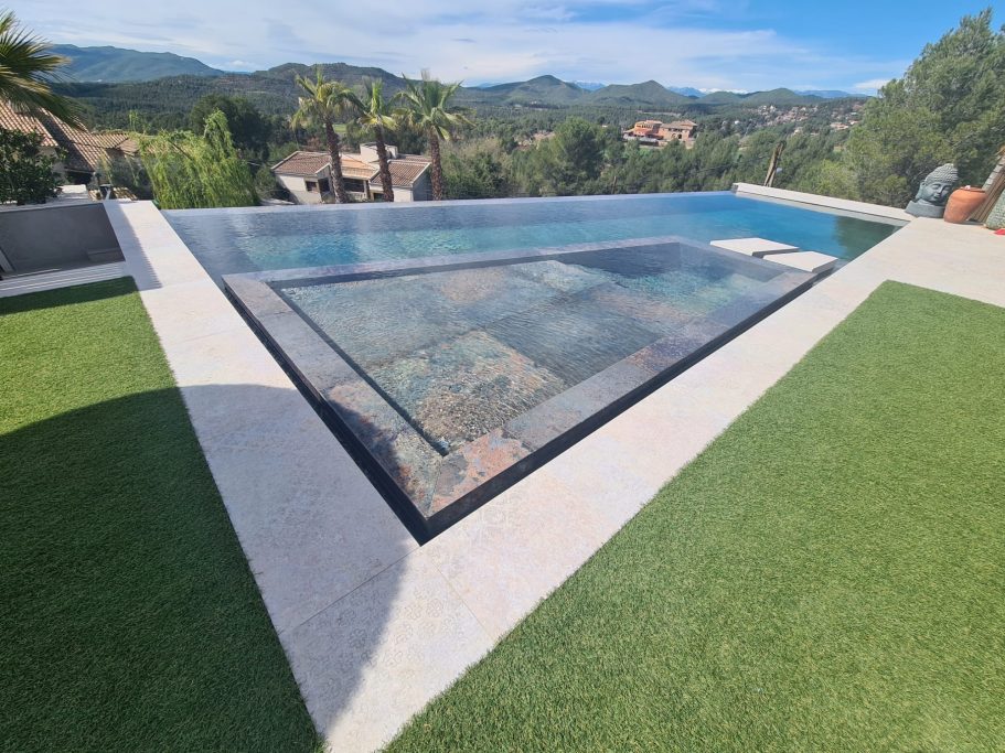 Piscina infinity con playa desbordante